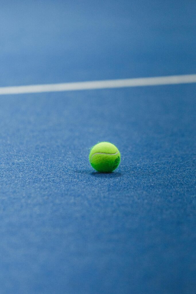 pelota de padel en la pista