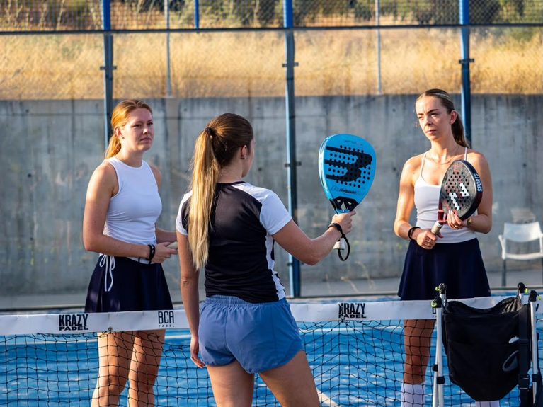 Niamh probando su Bullpadel Vertex 05 W