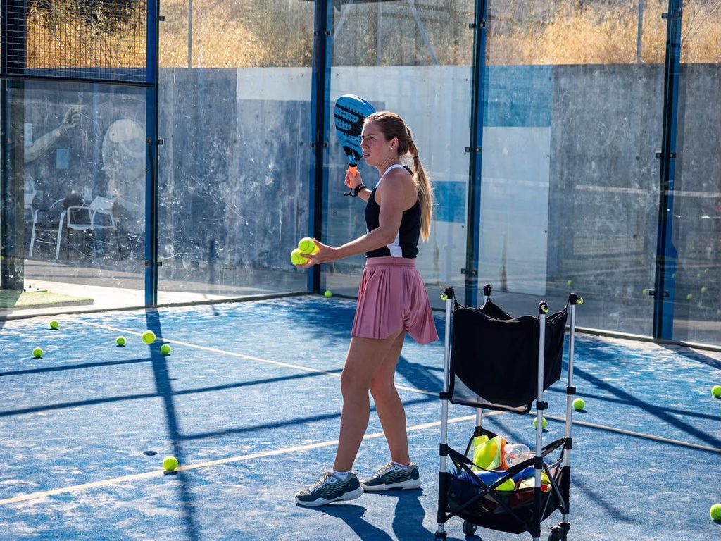 Niamh con su pala de test Bullpadel Vertex 05 W